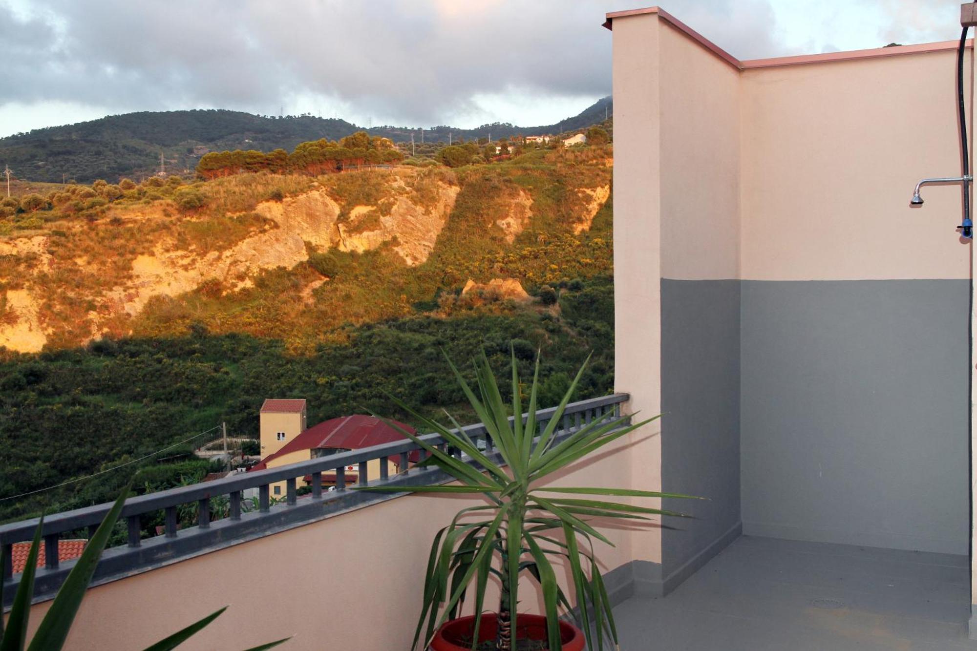 Attico Vista Mare Con Terrazza E Spa Riscaldata Санто Стефано ди Камастра Екстериор снимка