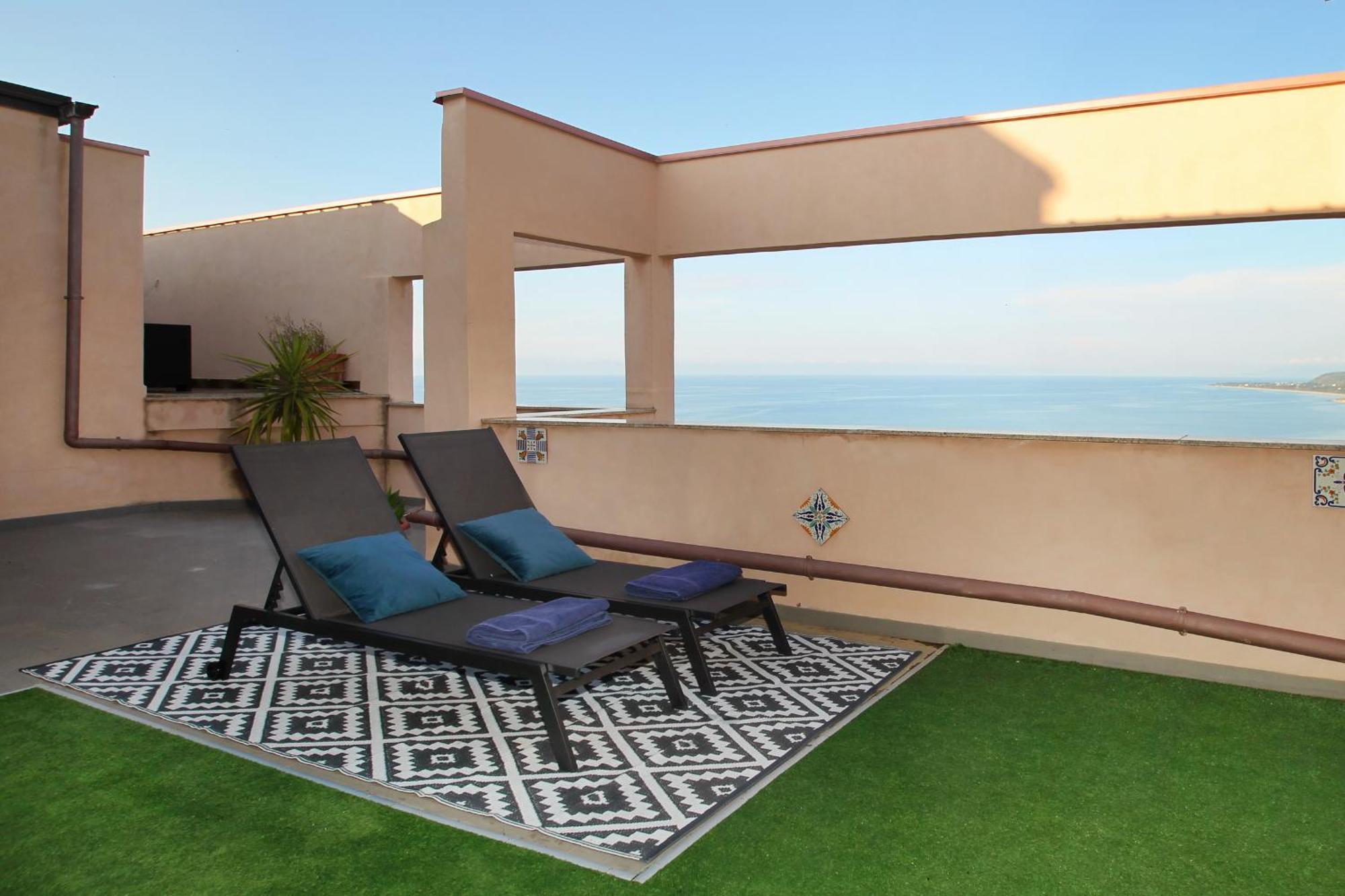 Attico Vista Mare Con Terrazza E Spa Riscaldata Санто Стефано ди Камастра Екстериор снимка